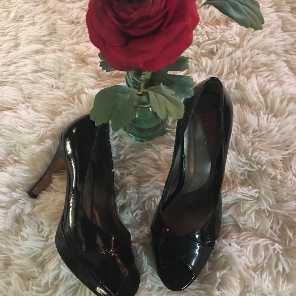 FRENZIE - blk/ patent leather peep toe pumps.🍸🍷